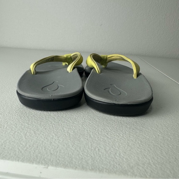 OluKai Girls Yellow Gray Black Ho’opio Thong Summer Outdoor Sandals Flip Flops 3 - Picture 3 of 6